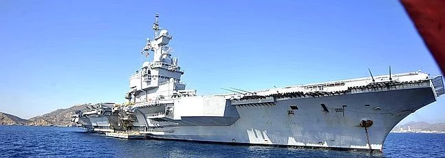 Le porte-avions Charles de Gaulle au mouillage au large de Carthagène