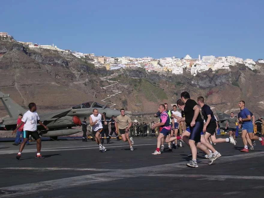 Du rugby sur le pont d'envol du Charles de Gaulle