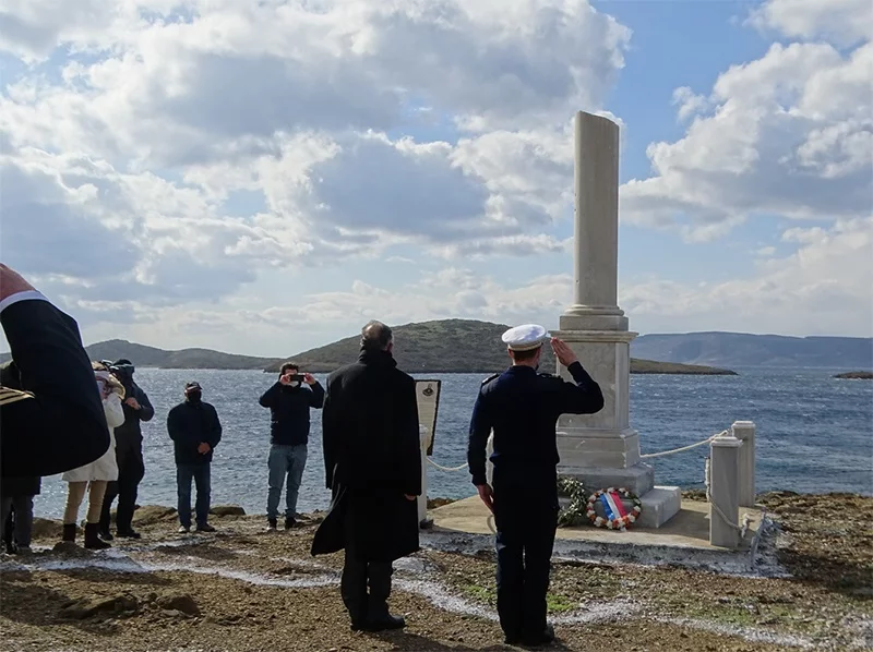 La frégate Provence rend hommage à l’enseigne de vaisseau Bisson en Grèce