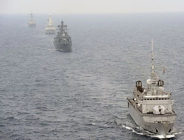 Evolutions navales entre les bâtiments participant à l'exercice FRUKUS