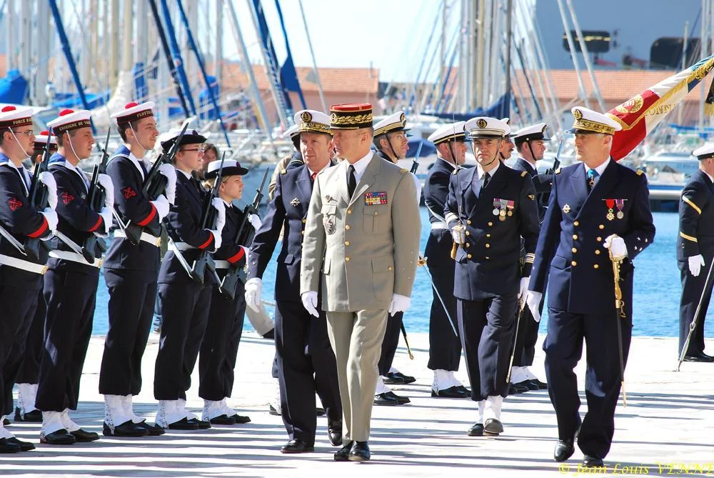 Les autorités passent le détachement d'honneur en revue