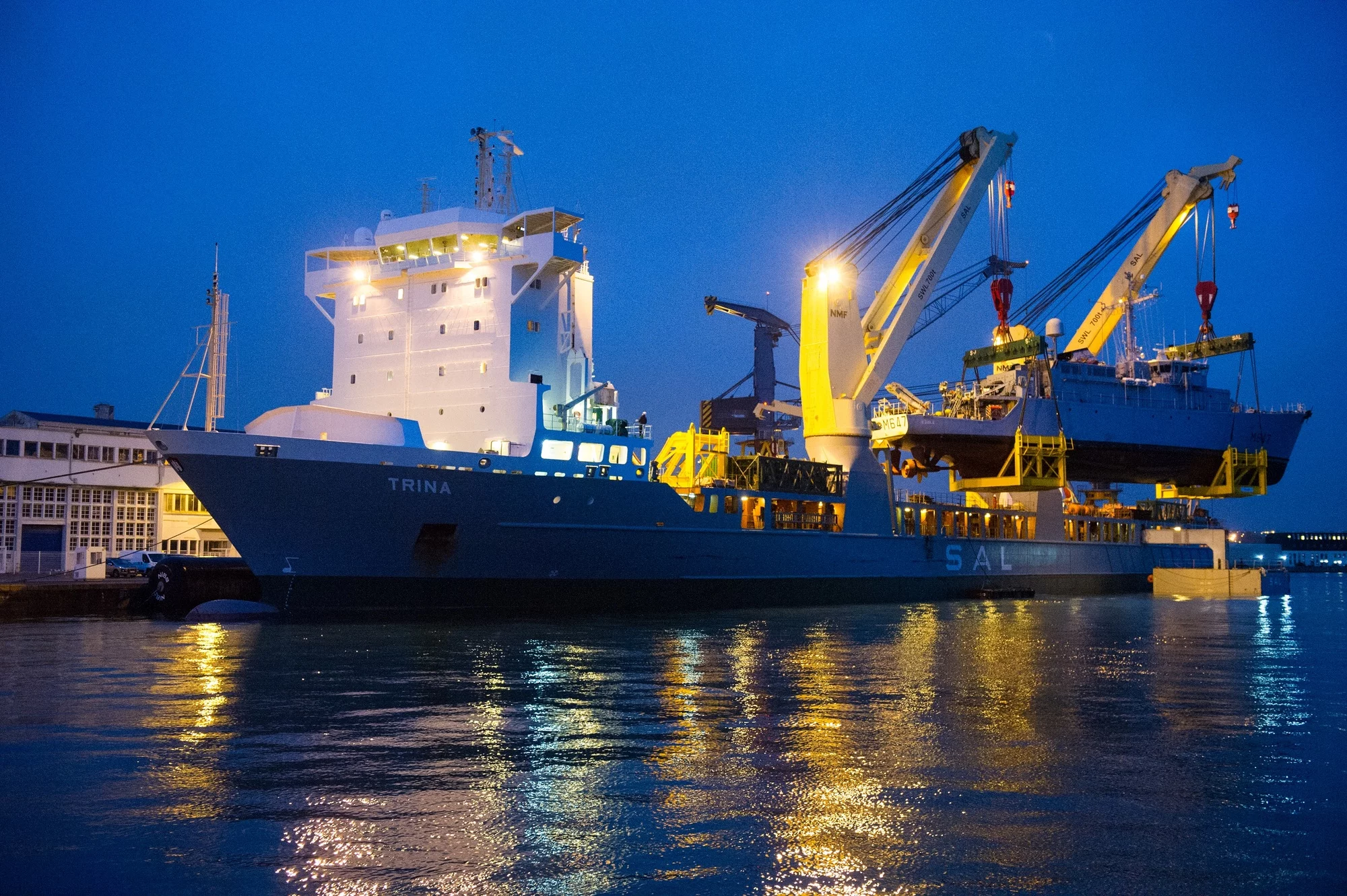 Grutage de L'Aigle à bord du Trina