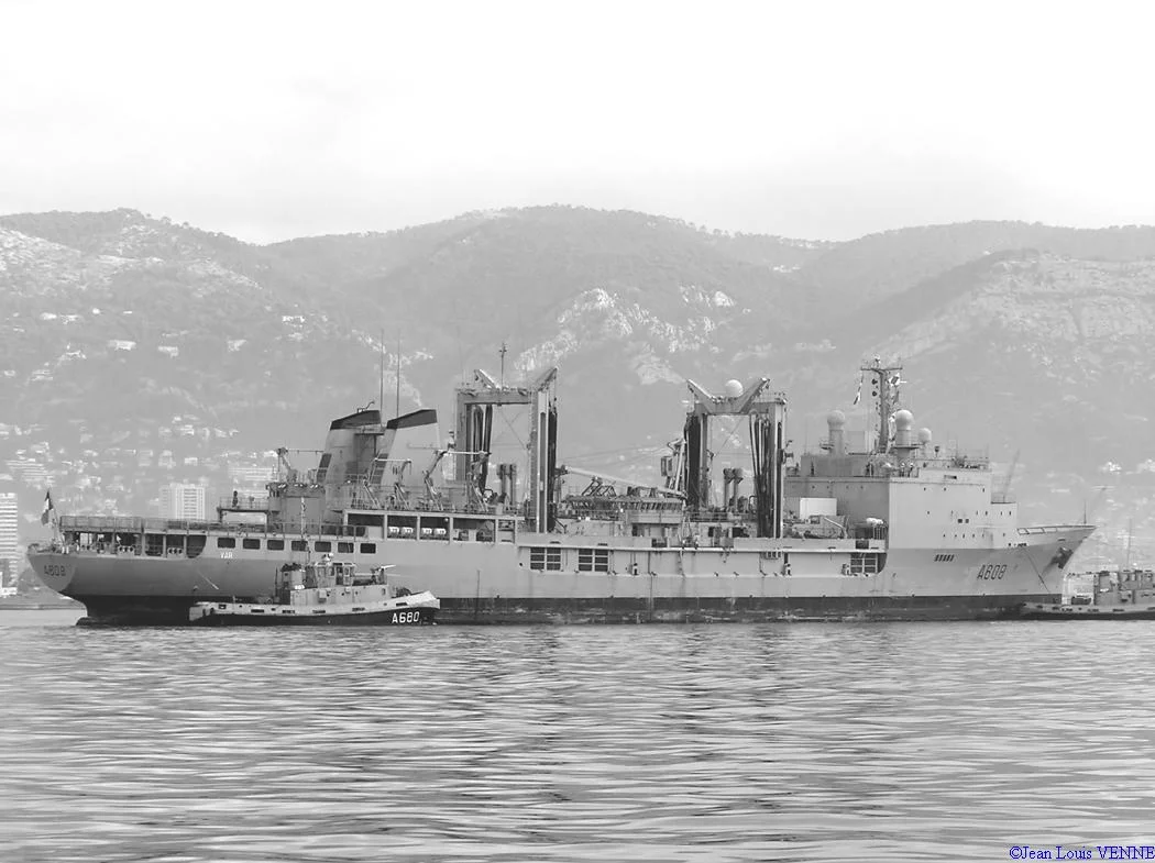 Le Var remorqué vers le Lazaret