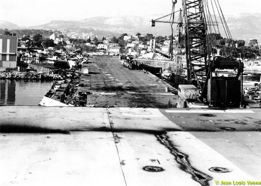 Le pont dans le hangar de l'Arromanches