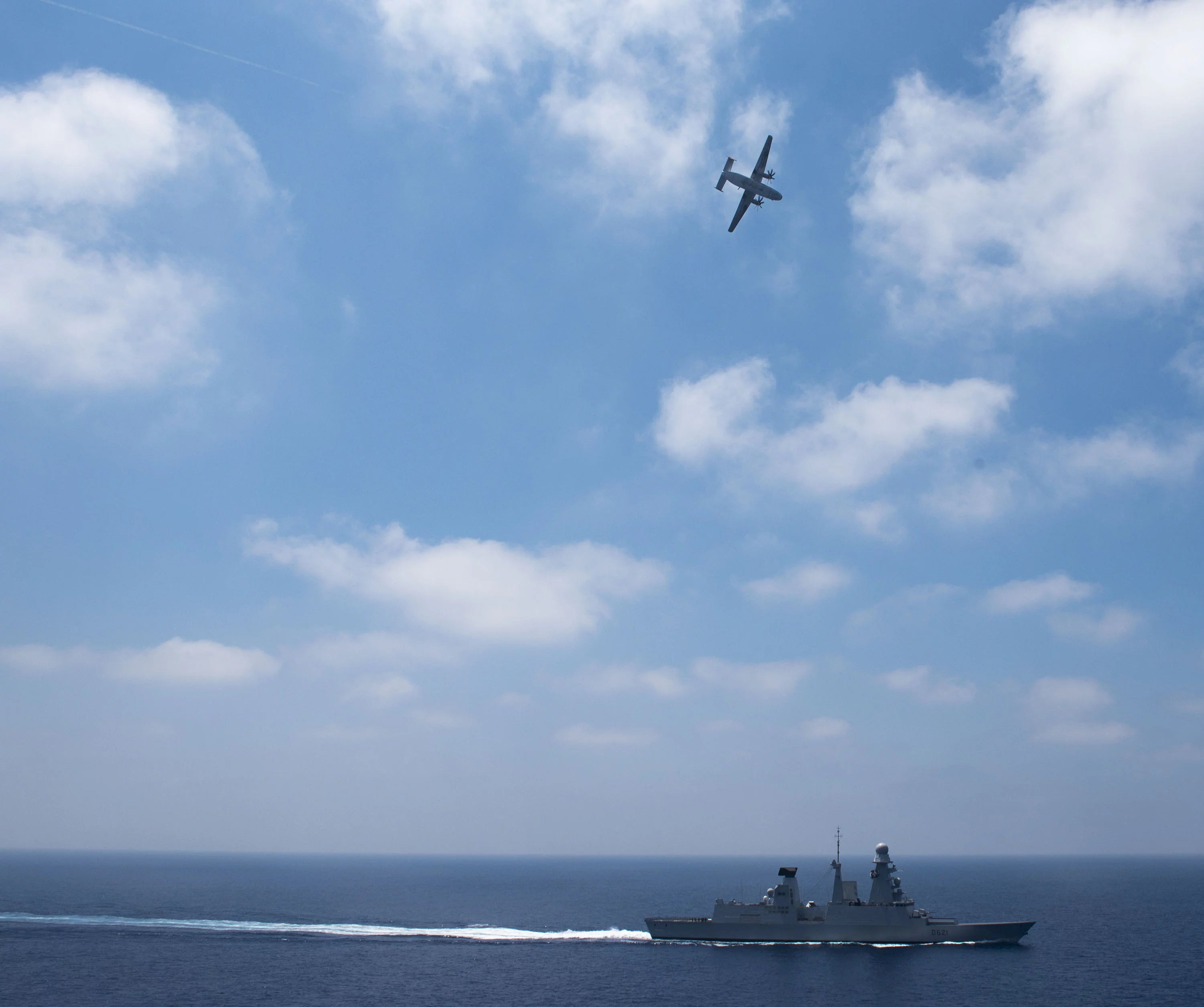 La frégate Chevalier Paul survolée par un avion C-2 Greyhound embarqué sur le porte-avions USS George H.W. Bush