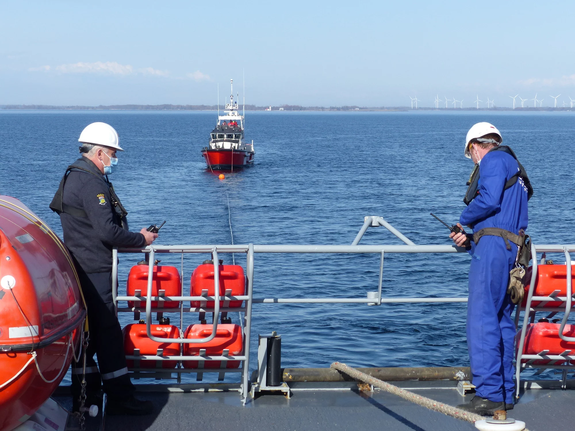 Le patrouilleur Fulmar remorque une embarcation en difficulté