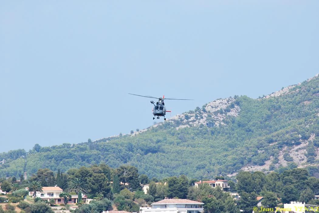 L'hélicoptère Dauphin de service public survole la rade de Bandol