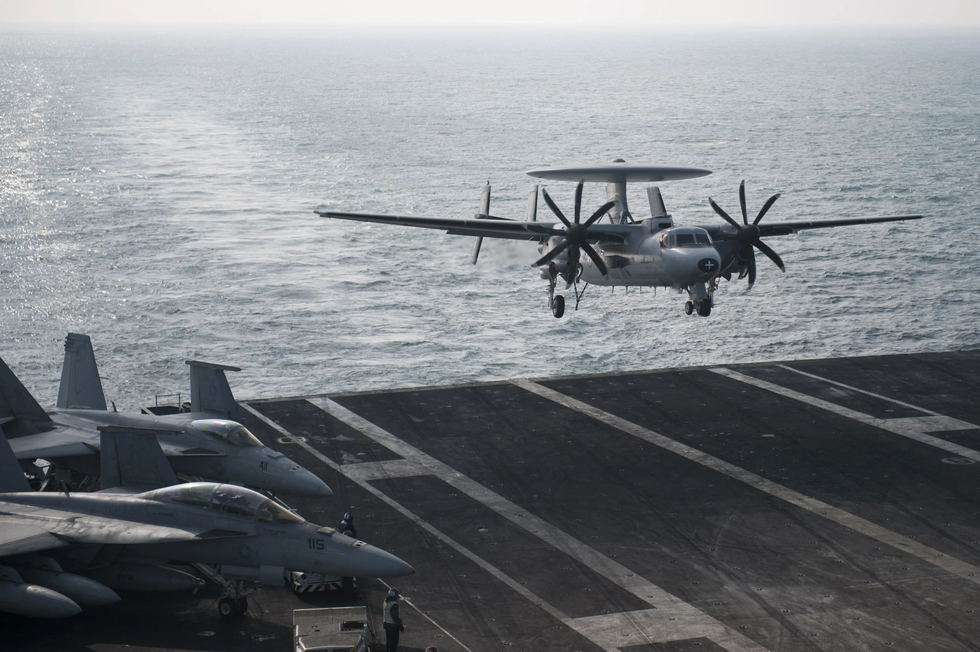 Un E2-C Hawkeye apponte sur l’USS Harry S. Truman