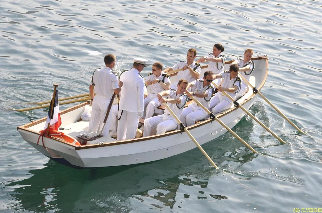 Tradition : le CF Eugène débarque en chaloupe armée par les officiers de l'Aconit