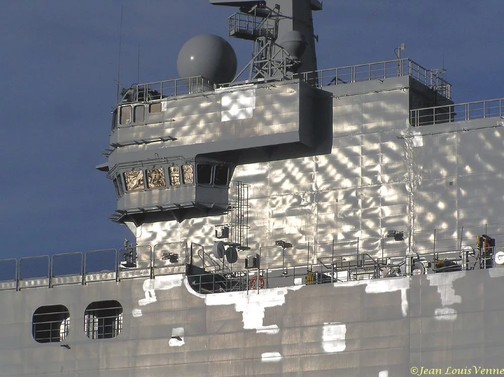 Jeux dâ€™ombre et de lumiÃ¨re sur la coque du Mistral