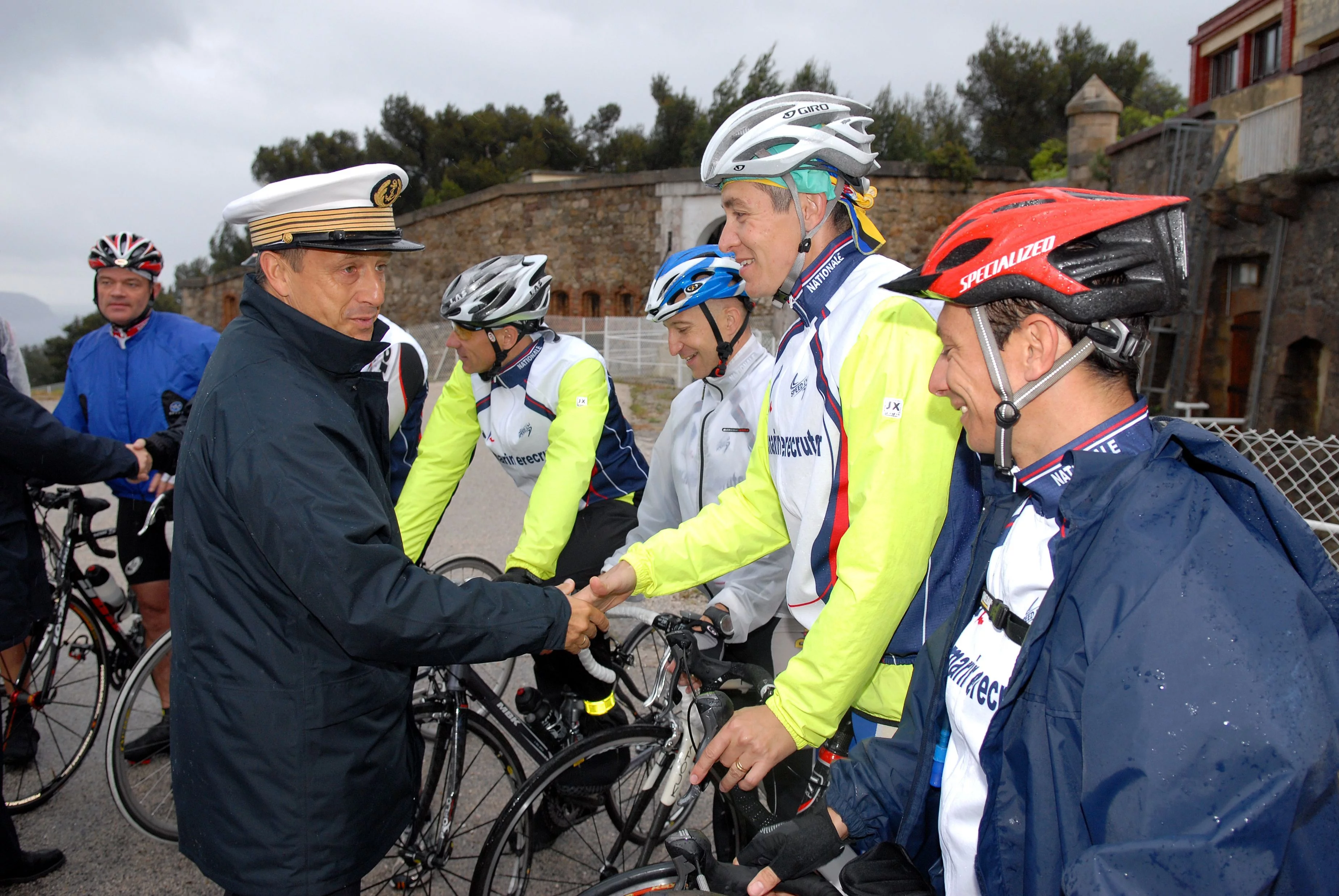 Le commandant du CIN St-Mandrier salue les sportifs