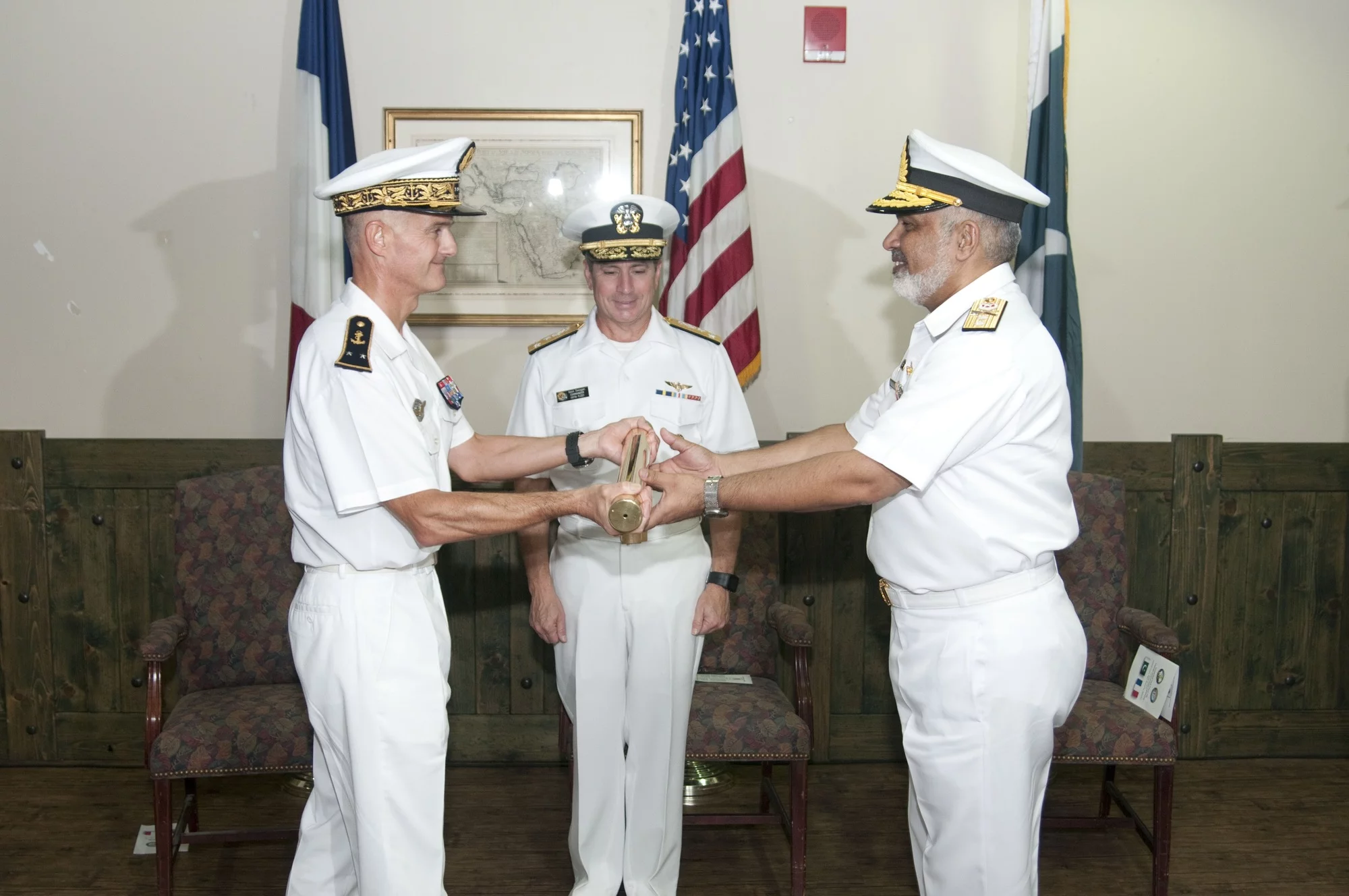 Le contre-amiral Olivier Lebas a passé le commandement de la force navale CTF 150 au contre-amiral pakistanais Naveed Ahmed Rizvi