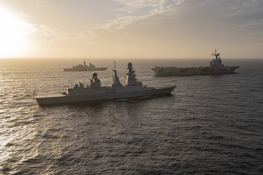 Le porte-avions Charles-de-Gaulle, la frégate britannique Dauntless et une frégate