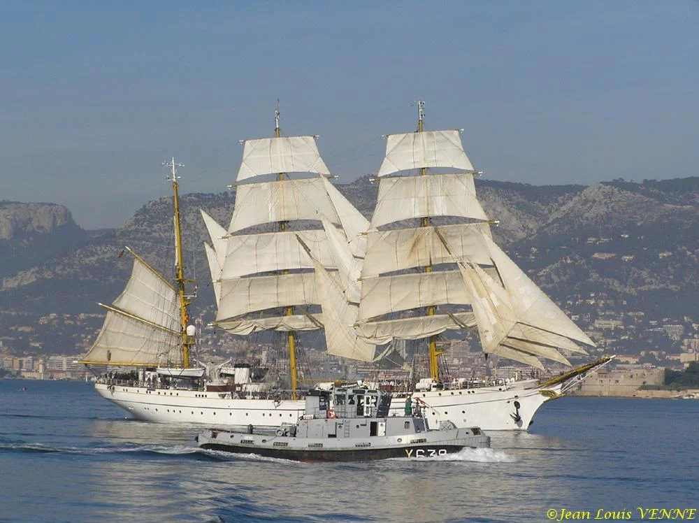 Autour du voilier Gorch Fock