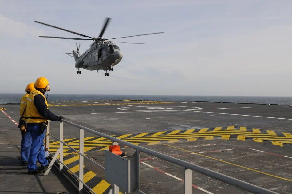 Un Super Frelon sur le pont d'envol d'un BPC