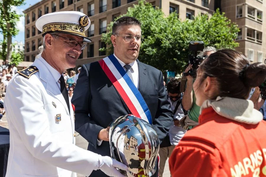 Remise de casque à un marin-pompier de Marseille