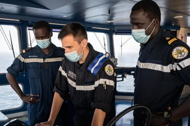 L’équipage du Dixmude forme à son bord deux officiers sénégalais
