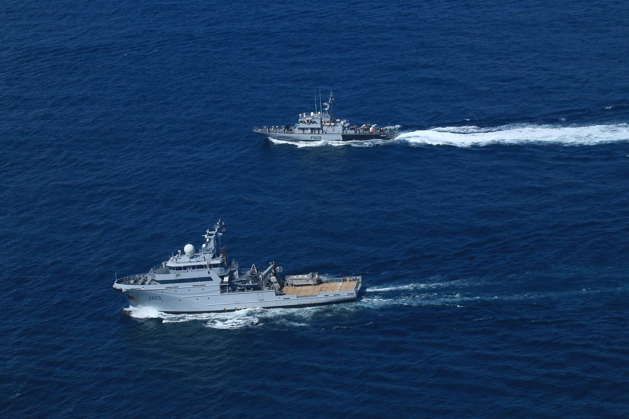 Le bâtiment de soutien et d’assistance outre-mer Champlain et un pâtrouilleur côtier des gardes côtes seychellois