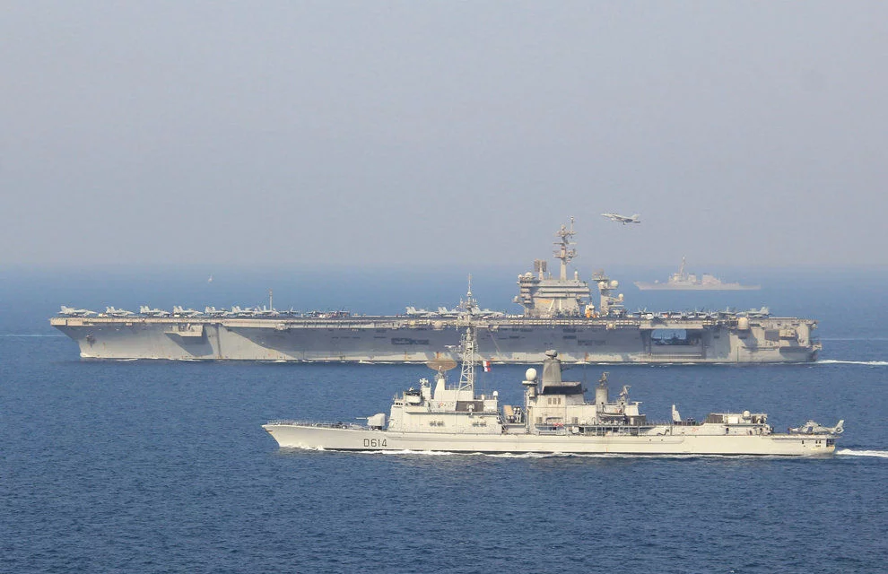 La frégate Cassard et le porte-avion américain Theodore Roosevelt