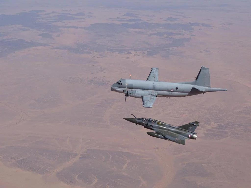 Un avion de patrouille maritime Atlantique 2 au-dessus du désert