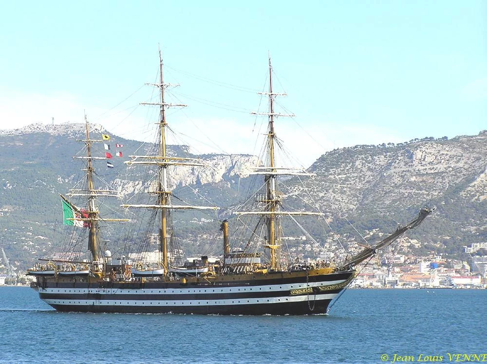L’Amerigo Vespucci quitte Toulon