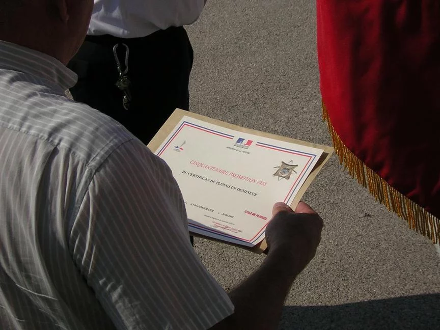 Le diplôme commémoratif du cinquantenaire