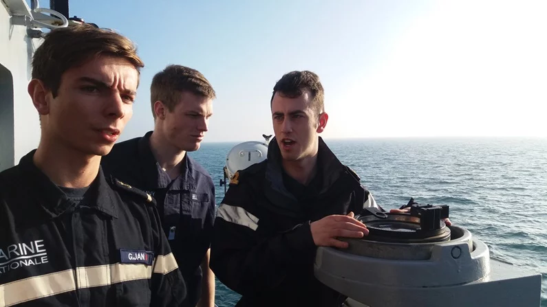 Des élèves-officiers de la Royal Navy prennent la mer avec leurs homologues français