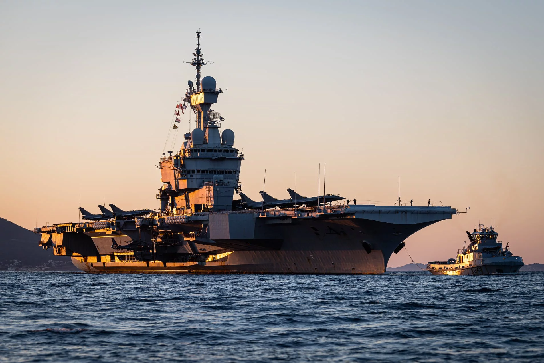 Le porte-avions Charles de Gaulle en rade de Toulon