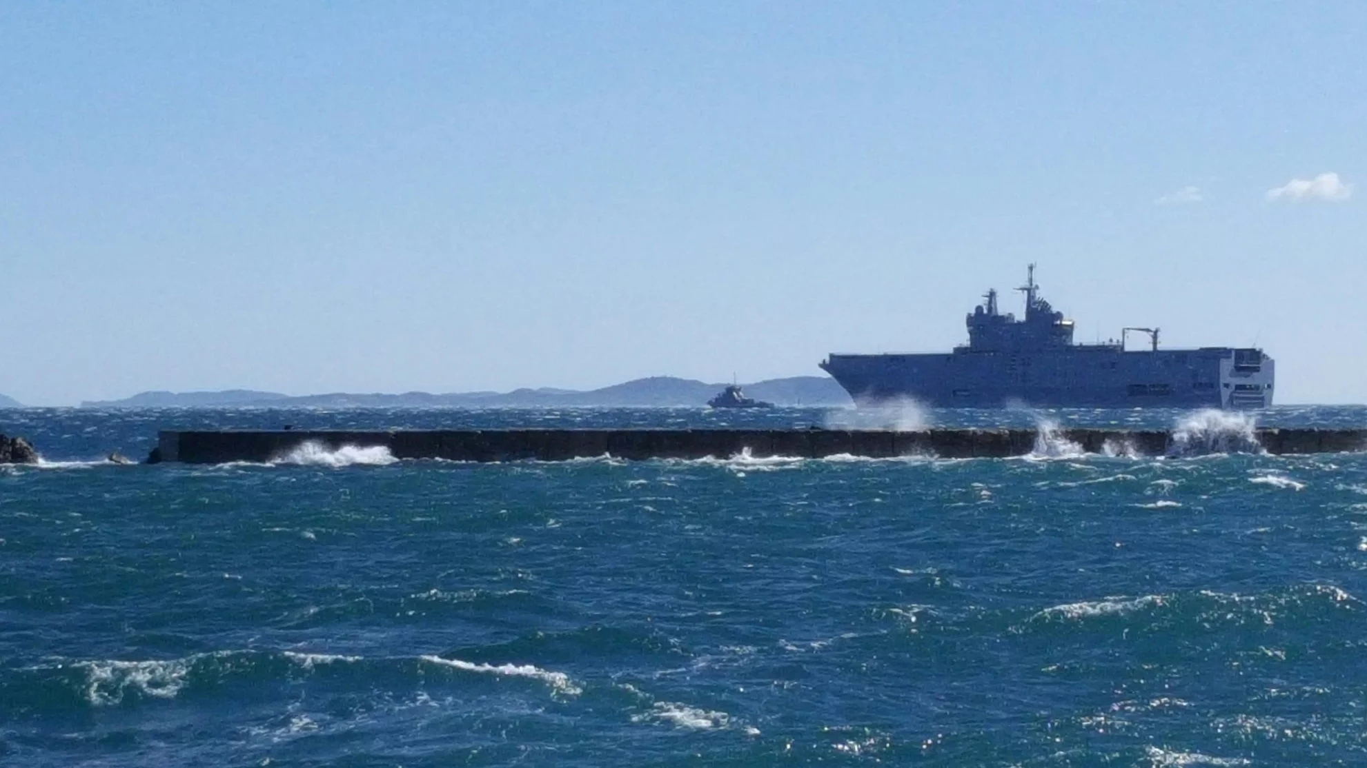 Le BPC Tonnerre quitte la rade de Toulon