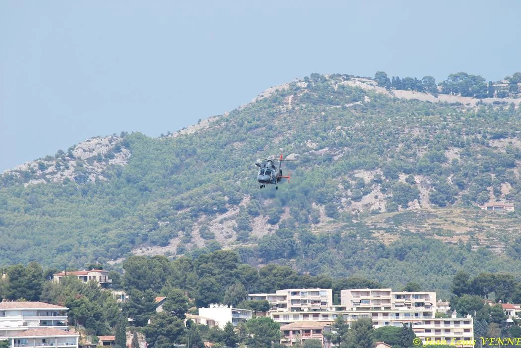 L'hélicoptère Dauphin de service public survole la rade de Bandol