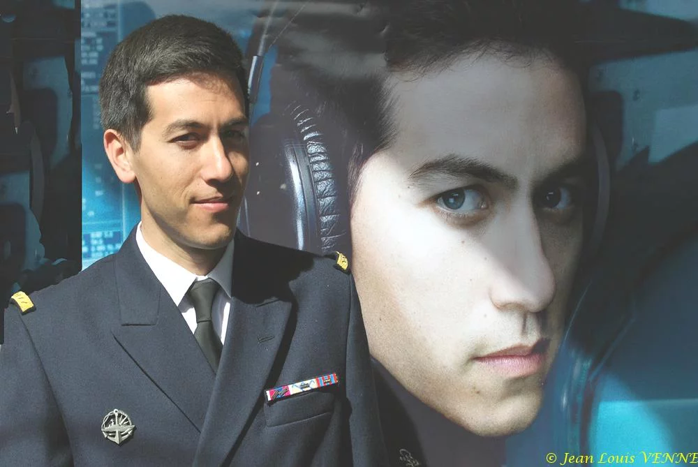 Les 2 marins devant les affiches de la campagne