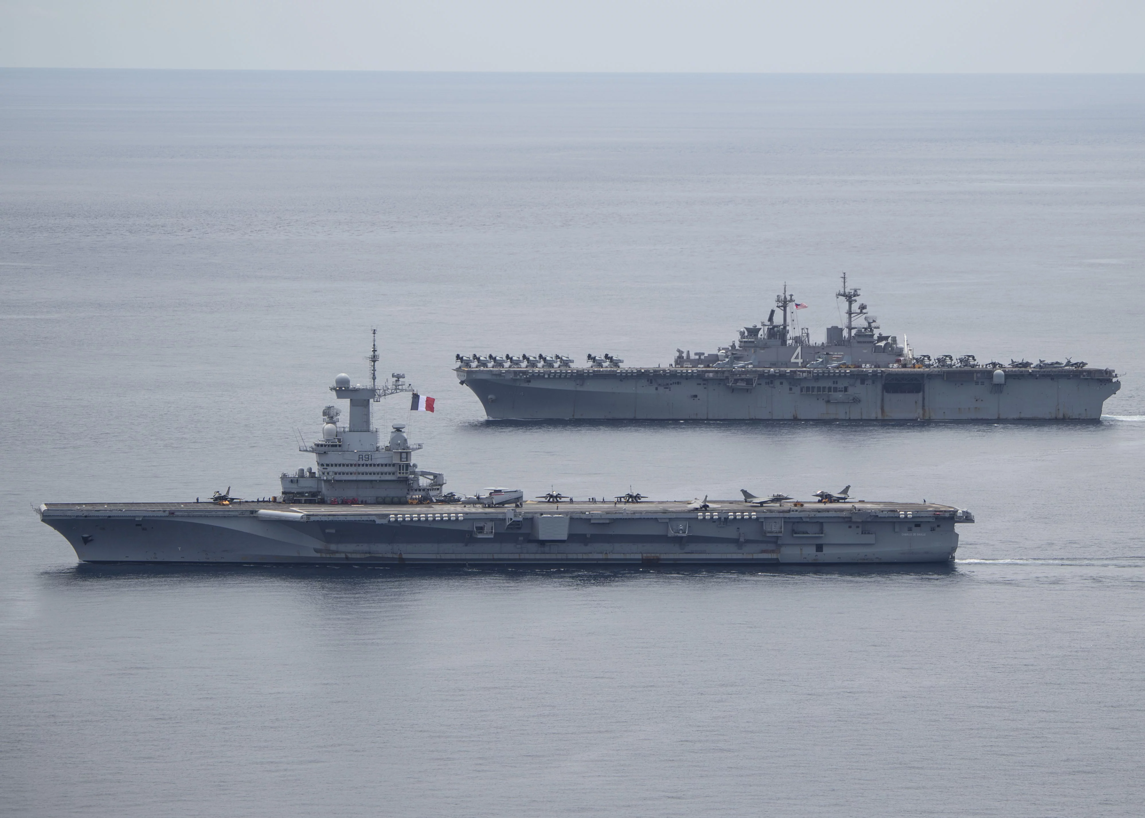 Le Charles de Gaulle et l'USS Boxer