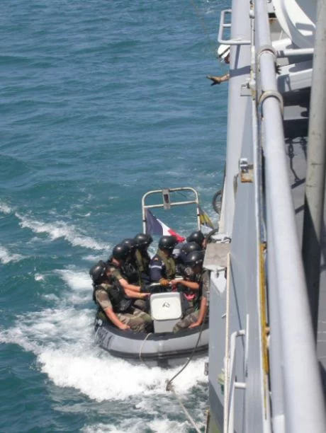 Mise Ã  l'eau de l'équipe de visite du patrouilleur L'Audacieuse