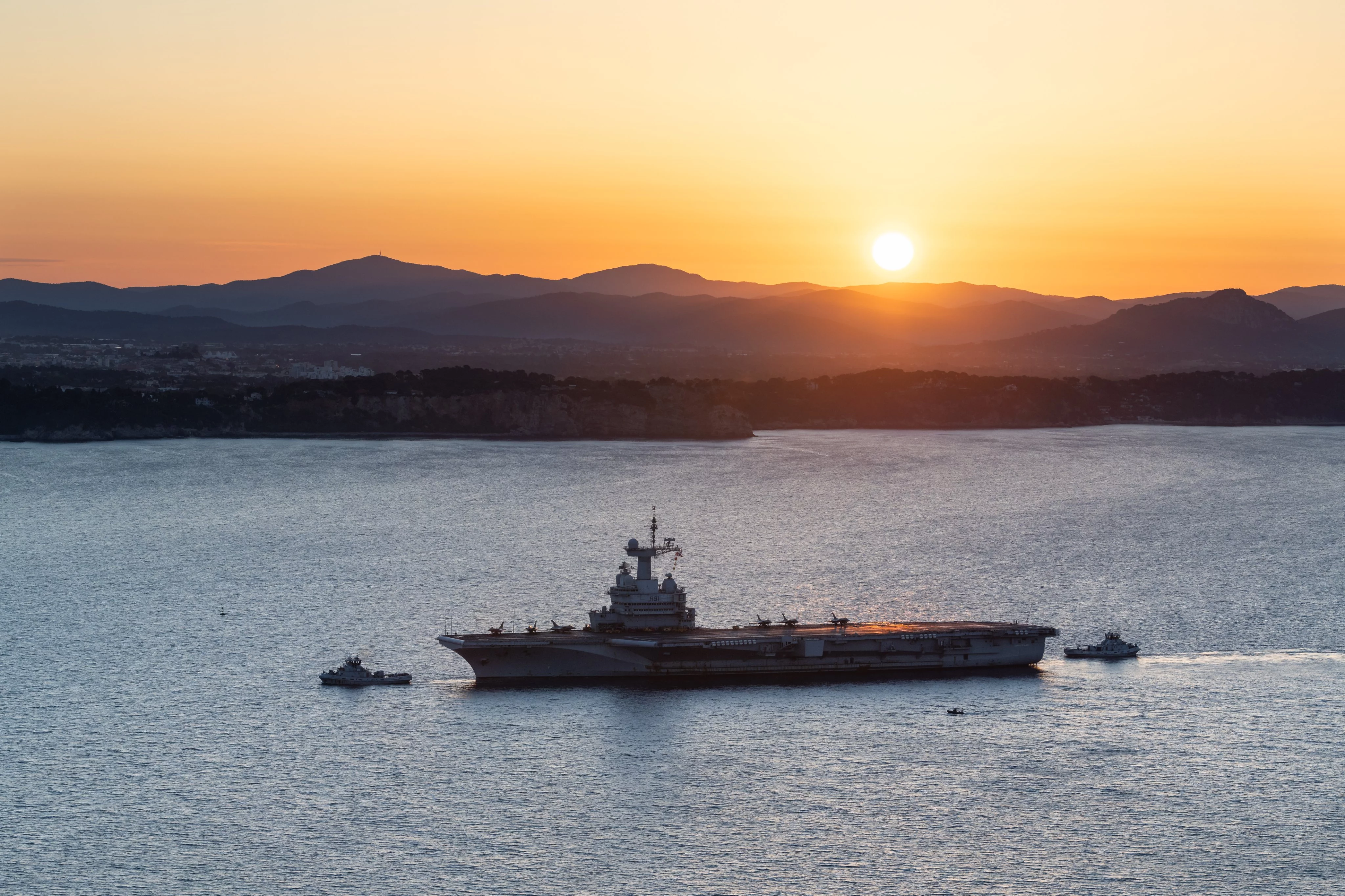 Le porte-avions Charles de Gaulle entre au petit jour dans la rade de Toulon