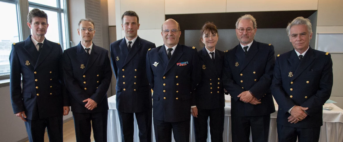 Les 5 nouveaux Peintres Officiels de la Marine autour du chef d'état-major