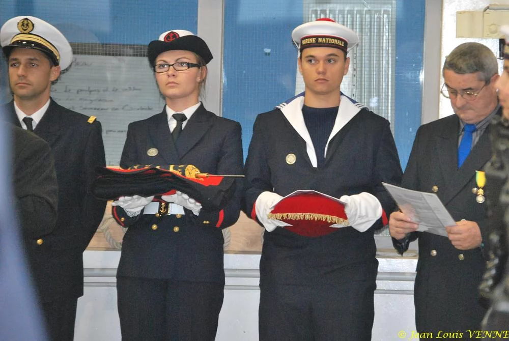 Présentation au fanion des stagiaires du centre PMM de La Seyne sur Mer