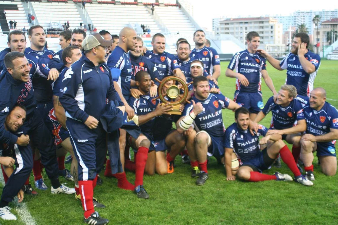 L'équipe pose autour du trophée