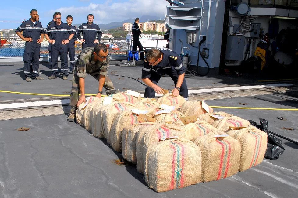 Déchargement des ballots interceptés