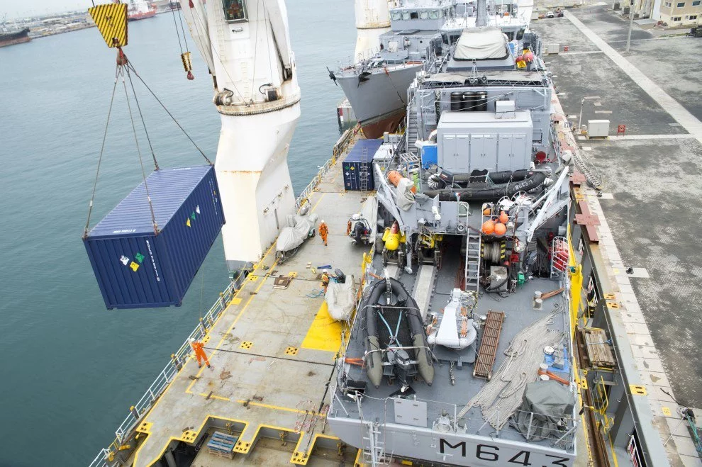 L'Andromède et le Cassiopée embarqués sur un navire affrété spécialisé