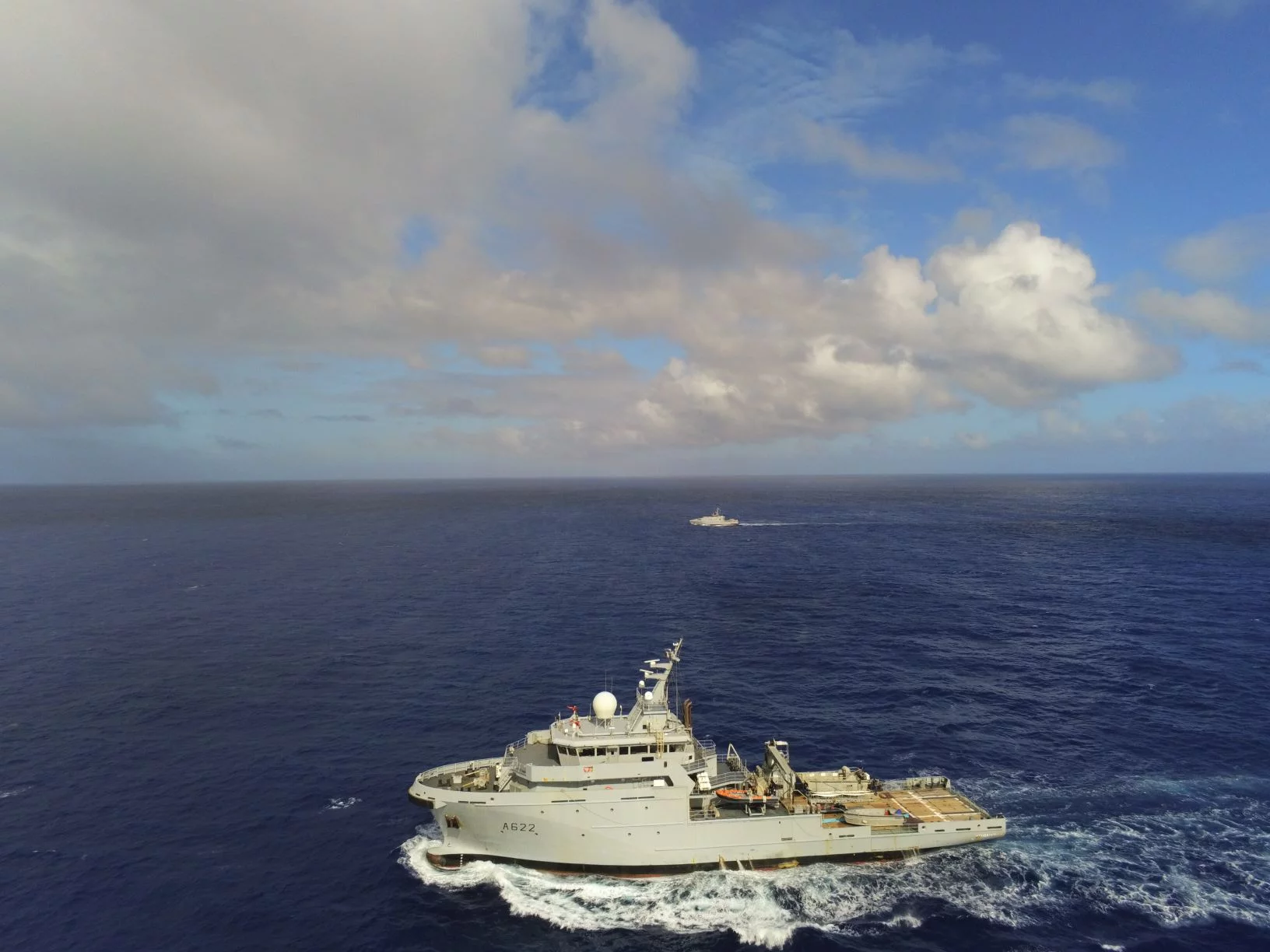 Le BSAOM Bougainville et le patrouilleur Te Kukupa II des îles Cook