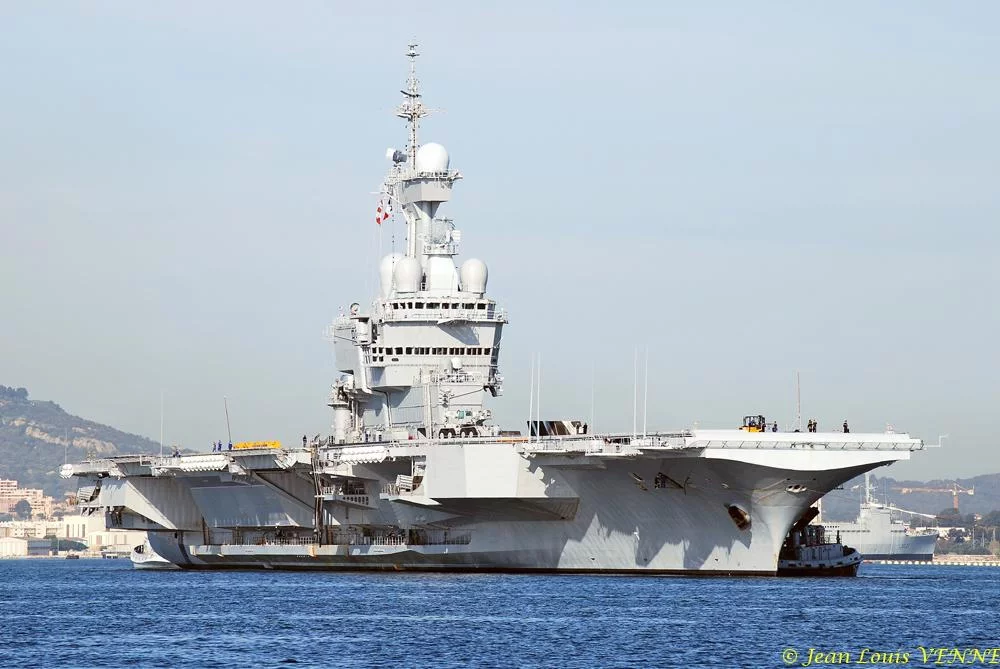 Le porte-avions Charles de Gaulle change de quai