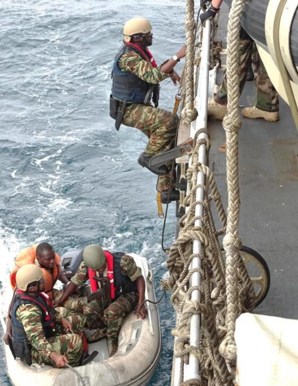 Des marins congolais effectuent une visite du LV Le Hénaff