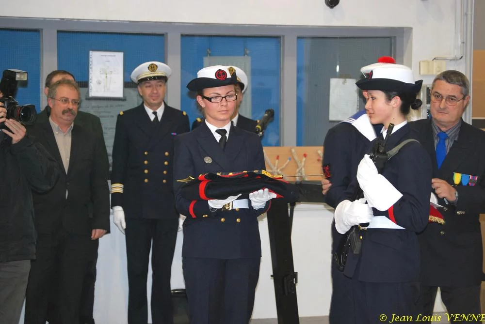 Présentation au fanion des stagiaires du centre PMM de La Seyne sur Mer