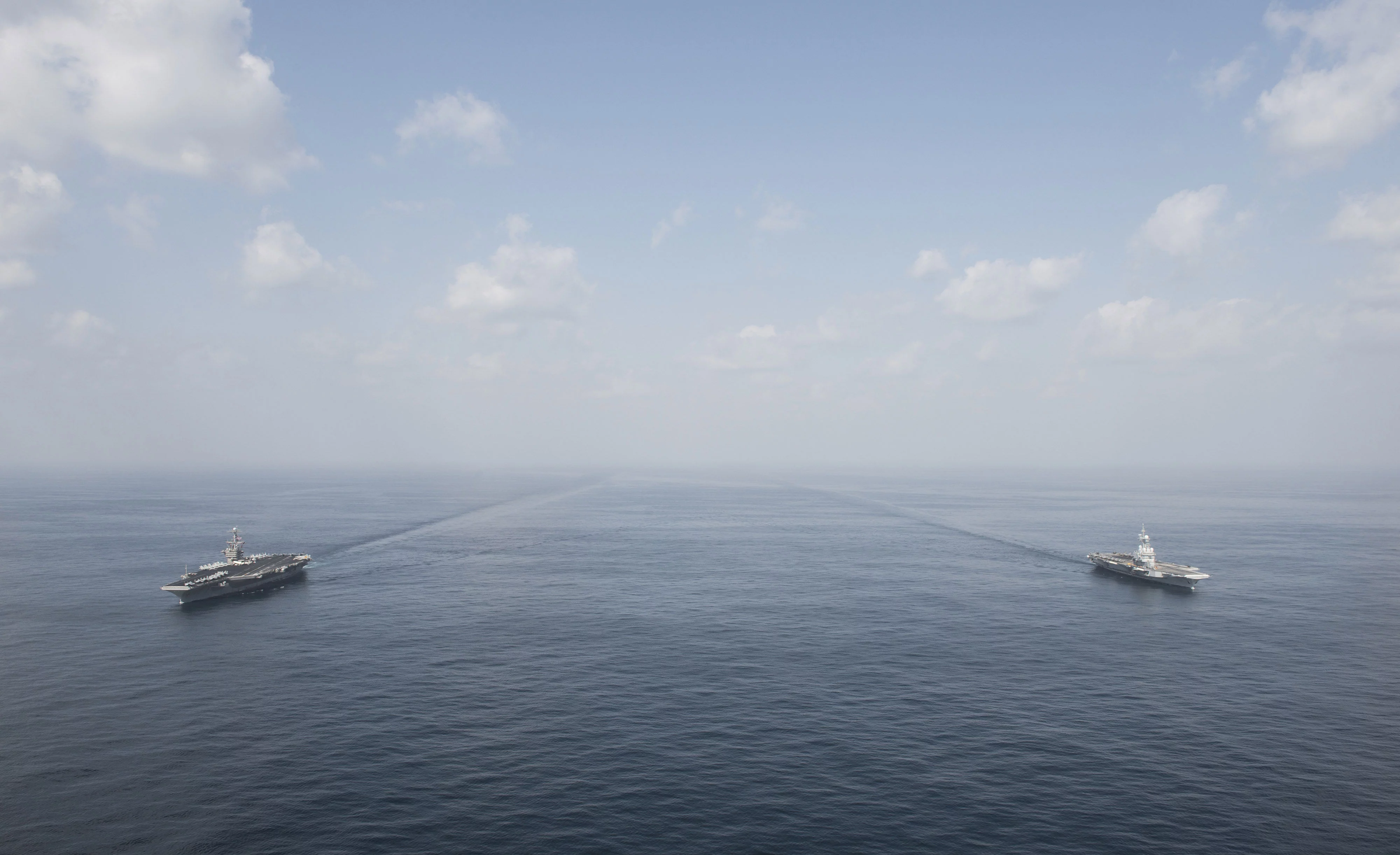 Le porte-avions USS Harry S. Truman navigue aux côtés du Charles de Gaulle