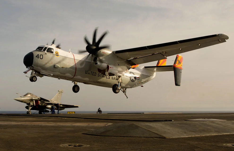 Un aéronef américain apponte sur le Charles de Gaulle