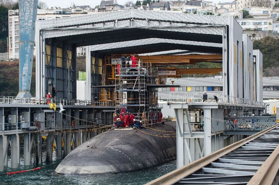 Le Téméraire entre au bassin à Brest