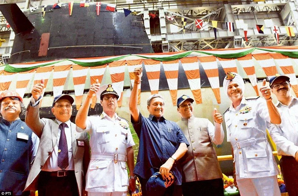 Le ministre de la défense indien, Manohar Parrikar, et le chef de marine, R. K. Dhowan, assistent à la sortie du hall de construction du premier sous-marin Scorpene indien