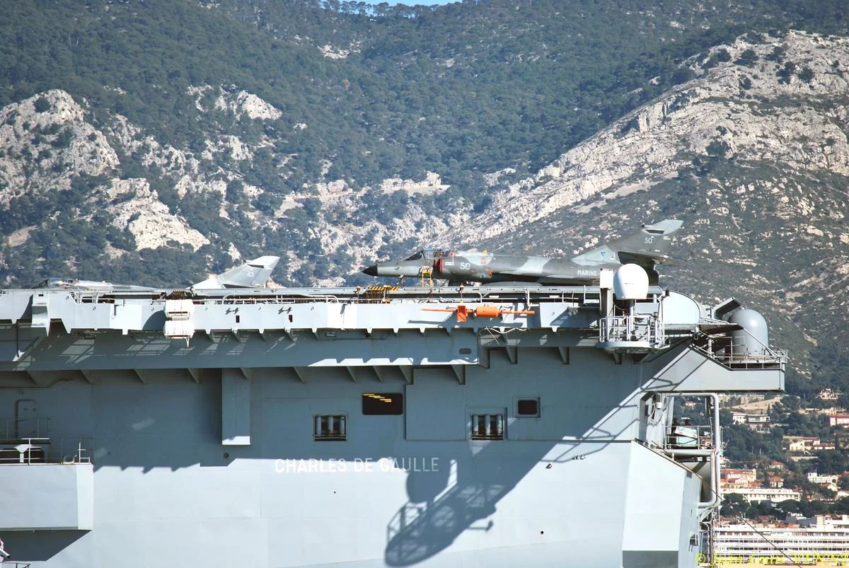 Le porte-avions Charles de Gaulle rentre de mer