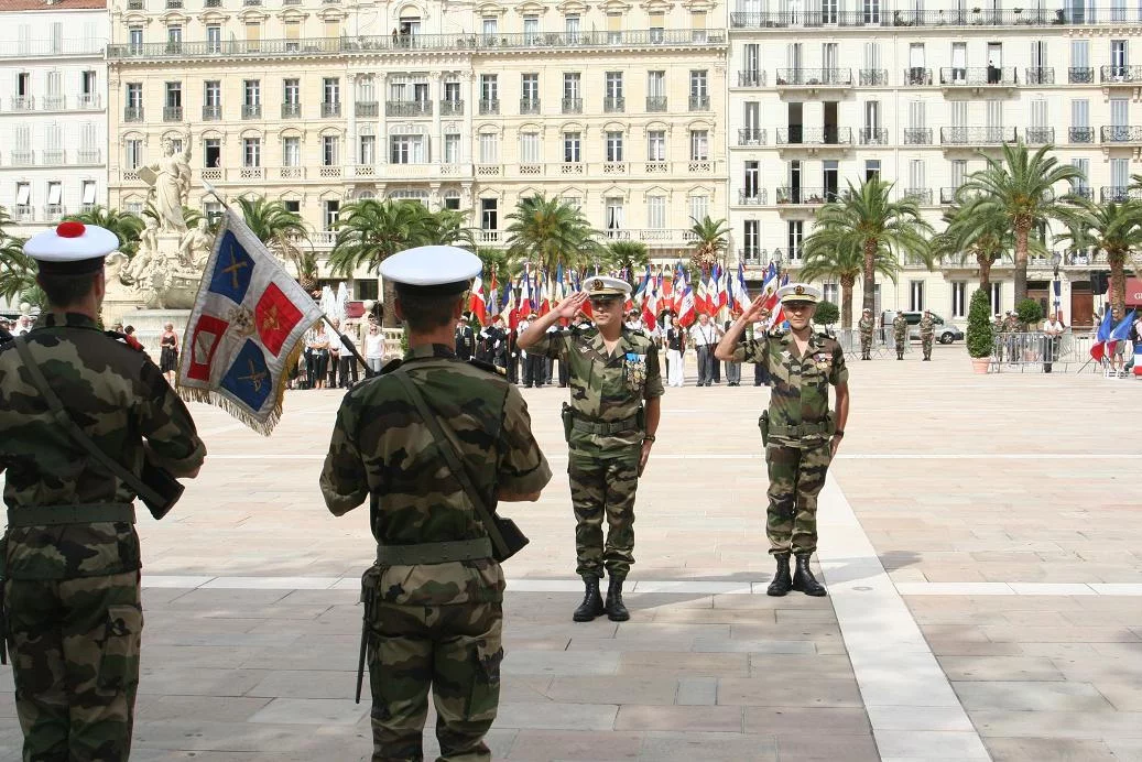 Le nouveau commandant salue la garde d'honneur