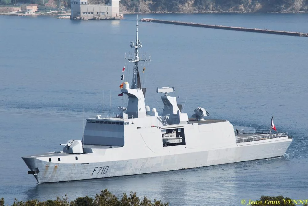 la frégate Lafayette effectue des boucles magnétiques